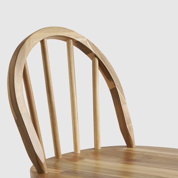 Elegante cadeira de madeira de acácia com encosto curvo e design resistente.