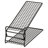 Esta imagem mostra uma sapateira de metal preto SKOSTALL. São duas camadas com prateleiras de malha ajustáveis. O design é prático e economiza espaço.