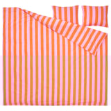 Conjunto de cama listrado laranja-rosa brilhante com capa de edredom e fronhas. Design moderno e nítido com listras clássicas.