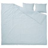Conjunto de roupa de cama às riscas azuis com capa de edredão e fronhas em estilo seersucker, feito de algodão macio e mistura de viscose.