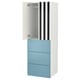 Roupeiro ikea SMÅSTAD branco e azul com portas às riscas pretas e brancas. Possui armário com porta aberta, gavetas e pés ajustáveis.
