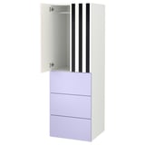 Apresenta um roupeiro ikea SMÅSTAD branco com gavetas roxas e portas às riscas pretas e brancas.