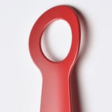 Calçadeira de metal vermelho brilhante, elegante e resistente; trava facilmente.