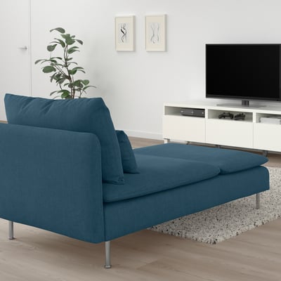 Sala de estar moderna com chaise azul-petróleo, tv, planta, armário branco, almofadas macias, perfeita para relaxar e assistir filmes.