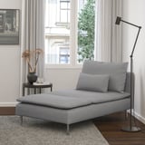 Chaise longue SÖDERHAMN cinza moderno, tecido macio, cabe sob uma janela grande, perto da mesa lateral e do candeeiro.