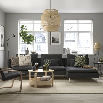 Sala de estar moderna: sofá SÖDERHAMN cinza, mesa de centro de madeira natural, janela grande, plantas e luminária pendente.