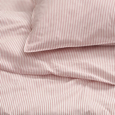 Conjunto de roupa de cama às riscas vermelhas com fronhas, com 100% algodão. Design limpo e clássico.