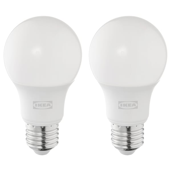 Duas lâmpadas led ikea SOLHETTA, branco quente, forma esférica, feitas de plástico, iluminam-se instantaneamente.
