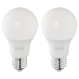 Duas lâmpadas led ikea SOLHETTA, branco quente, forma esférica, feitas de plástico, iluminam-se instantaneamente.