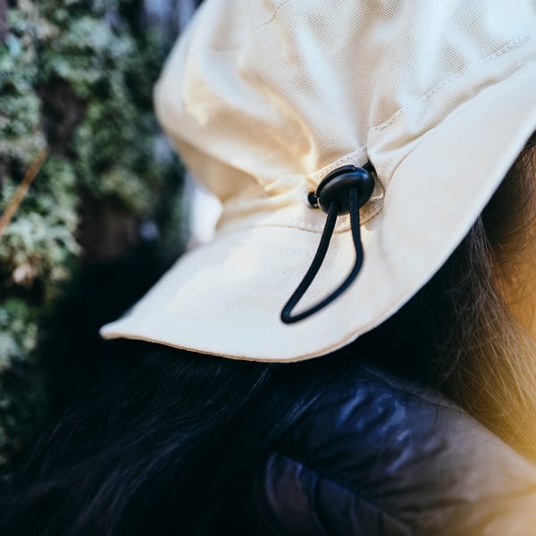 SOLUPPGÅNG Chapéu, branco-bege