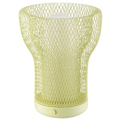 Um candeeiro SOLVINDEN amarelo com uma sombra de malha, base redonda e design moderno.