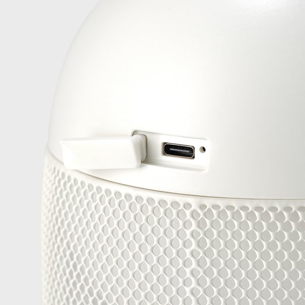 Close-up de um moderno purificador de ar branco com uma porta USB para facilitar o carregamento.