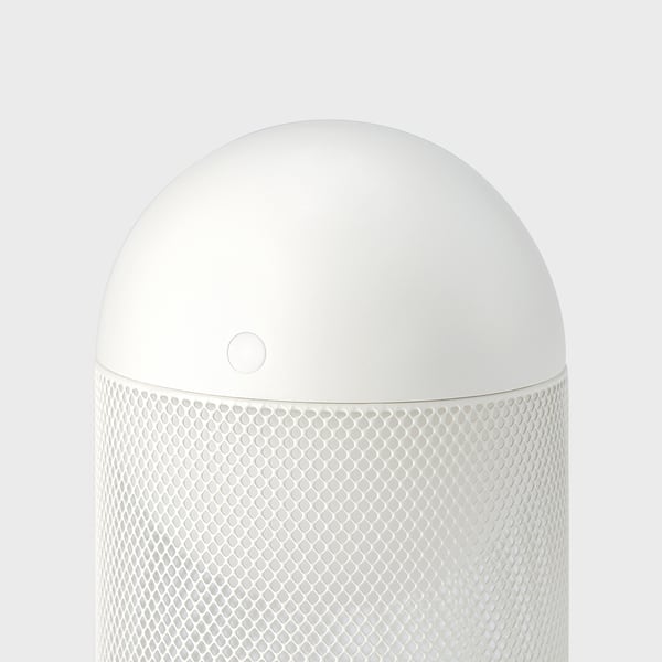 Uma lâmpada cilíndrica branca e elegante com uma seção intermediária texturizada, provavelmente feita de plástico e metal de qualidade, em pé.