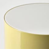 Um candeeiro de mesa elegante e minimalista com uma base suave e dourada e um abajur esbranquiçado, refletindo materiais e design de alta qualidade.