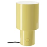 Candeeiro SPETSBOJ amarelo com abajur metálico e luz suave.