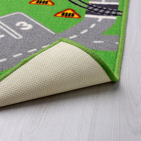 Tapete de brincar com estradas e vagas de estacionamento, projetado para crianças. O material sintético durável resiste a manchas e é fácil de limpar.