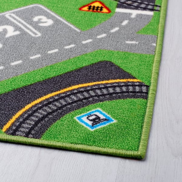Tapete de brincar colorido e durável com ruas da cidade, estradas e sinais de trânsito, com bordas verdes, ideal para carros de brinquedo.