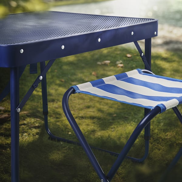 Mesa de exterior em metal azul e cadeira às riscas, design de qualidade para maior durabilidade.