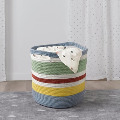 Cesto de arrumação STRANDSKATA com várias riscas para brinquedos, toalhas ou roupa. Vertical, resistente e grande para o espaço no chão.