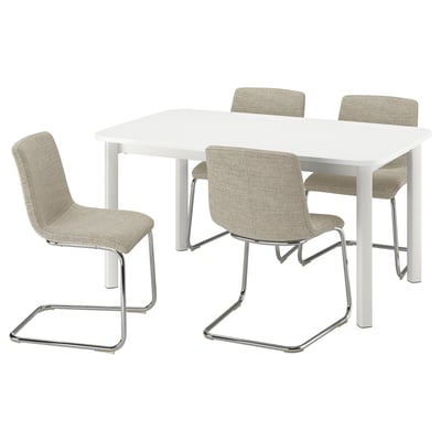 Uma mesa de jantar STRANDTORP branca e quatro cadeiras bege com pernas cromadas.