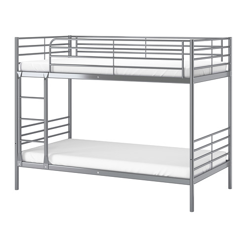 SVÄRTA Estrutura beliche IKEA Uma boa solução quando não há muito espaço. A escada pode ser montada à direita ou à esquerda da cama.