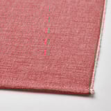 Jogo americano rosa-vermelho brilhante com textura tecida e bordas limpas.