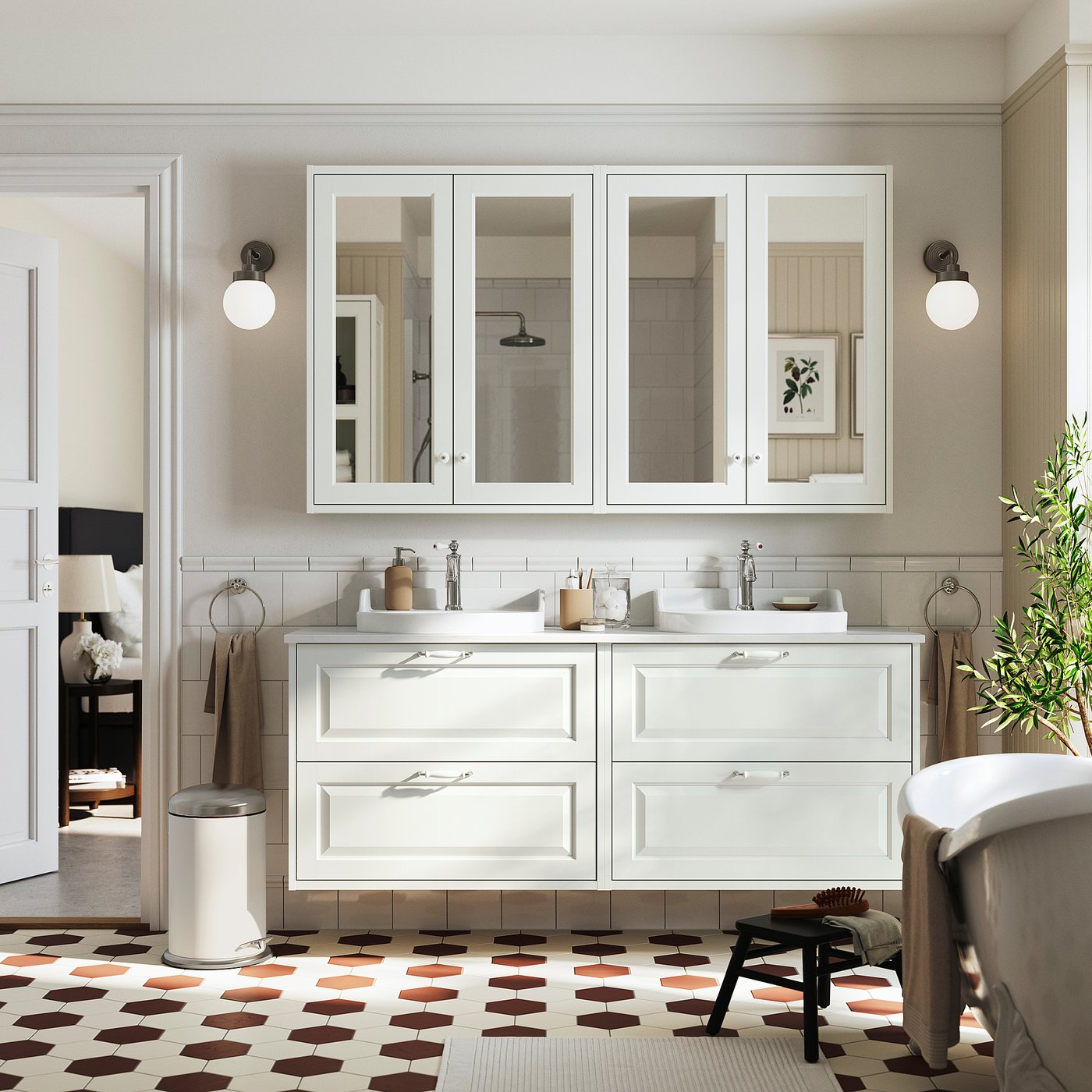 Banheiro moderno com pia dupla em branco. Duas pias, armários espelhados e ladrilhos estampados. Design limpo e minimalista.