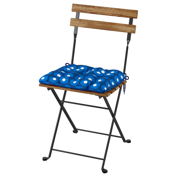 Almofada de cadeira estampada azul em cadeira de madeira. Materiais reciclados.