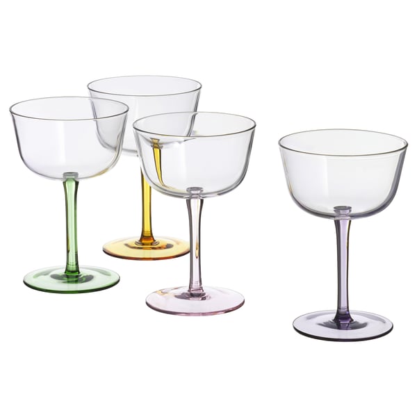 Quatro copos coloridos soprados na boca com tigelas largas e bases com haste, perfeitos para champanhe e sobremesas, em verde, amarelo, roxo e transparente.