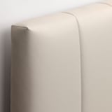 Close-up de cabeceira acolchoada e moderna com costura limpa, exibindo tecido e design de alta qualidade.