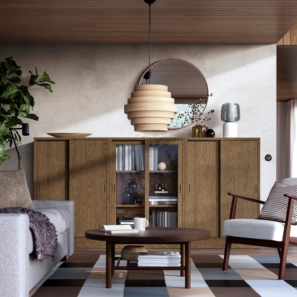 Sala de estar moderna: armário TONSTAD, tapete, sofá, mesa de centro, luminária pendente, poltrona, plantas, vasos.