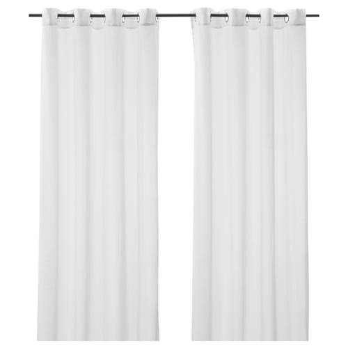 Duas cortinas brancas e transparentes estão penduradas lado a lado, cada uma com ilhós de metal no topo, proporcionando privacidade e permitindo a passagem da luz.