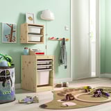 Quarto de crianças com armazenamento TROFAST, brinquedos, & lâmpada sobre tapete de carro.