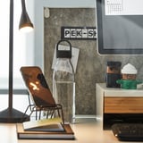 Mesa com suporte para telefone, garrafa de água e quadro de avisos; Inclui pequenas figuras e uma lâmpada.