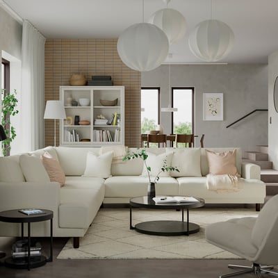 Sofá modular branco UPPÅKRA , design minimalista moderno, encaixa confortavelmente no espaço de estar, sob grandes luzes pendentes.
