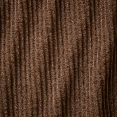 Plano aproximado do tecido do sofá UPPÅKRA , mostrando a sua trama castanha quente e texturizada. Material de poliéster reciclado de alta qualidade garante durabilidade e conforto.