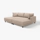 Sofá modular moderno bege com chaise, pernas de madeira, design quadrado.