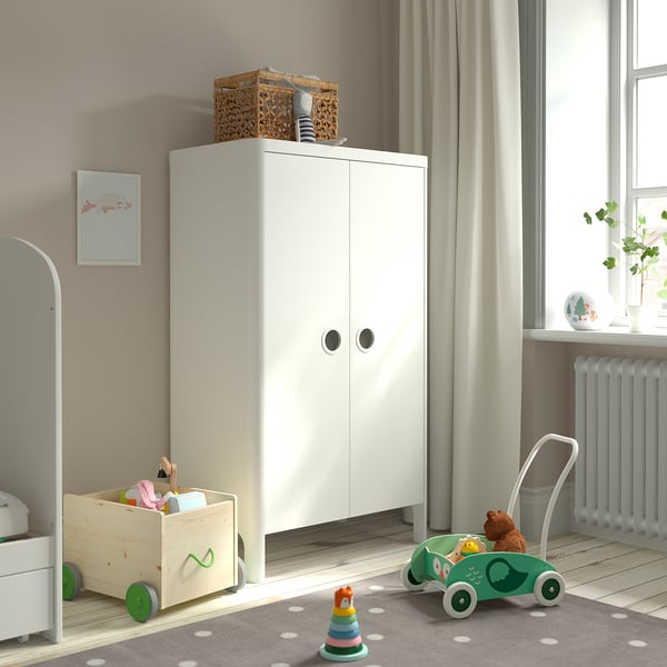 Quarto infantil com guarda-roupa UPPSTÅ, carrinho de brinquedo e brinquedo empilhável.