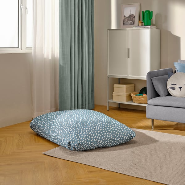 Sala de estar: cama de cachorro, travesseiro de gato, planta e foto emoldurada.