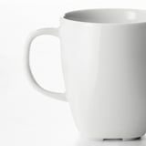 Uma caneca de porcelana branca elegante se destaca sozinha, exibindo seu acabamento durável e suave e alça forte. Porcelanas, elegância e durabilidade evidentes.