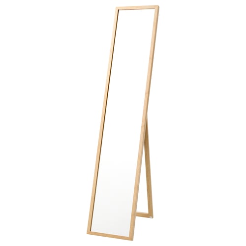 Espelho de pé Varsnas, moldura de bambu marrom claro, forma retangular, design inclinado.