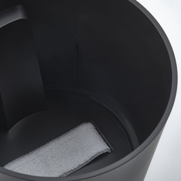 Grande plano de vasos VÅRDTRÄD, pavio interior cinzento e exterior em plástico escuro, realçando a qualidade.