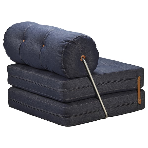 Almofadas denim azuis empilháveis, cadeira cama dobrável, design moderno.