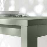 Mesa de jantar moderna verde sálvia com linhas elegantes e um tampo suave, apresentando design de alta qualidade e materiais duráveis.