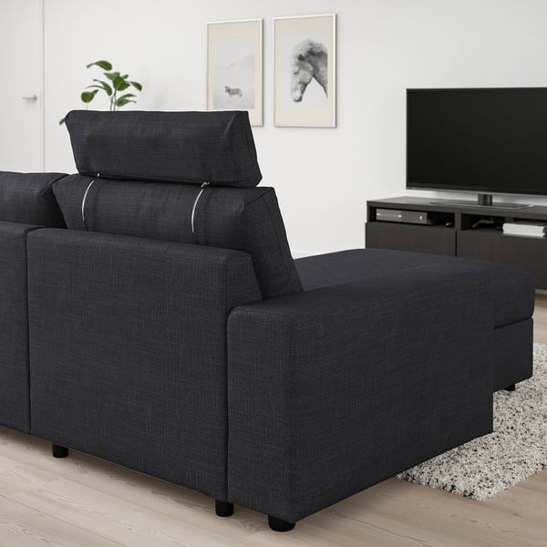 Sofá modular VIMLE preto na sala de estar, com chaise longue reclinável e apoio de cabeça ajustável.