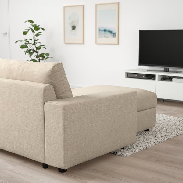 Sofá VIMLE em bege claro com chaise esquerda, tv, planta, decoração minimalista.