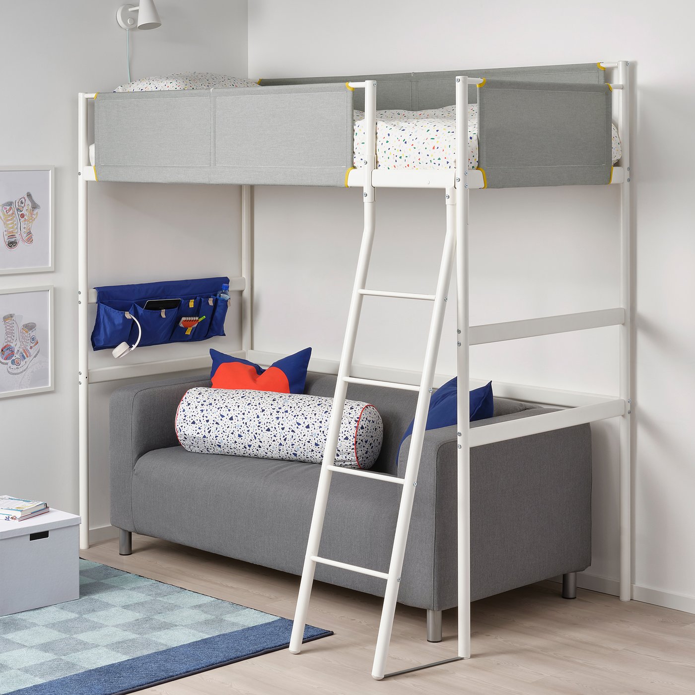 Beliche VITVAL moderno com detalhes em amarelo e detalhes em cinza. Inclui sofá-cama abaixo e bolsa de armazenamento lateral, encaixando-se perfeitamente no canto.