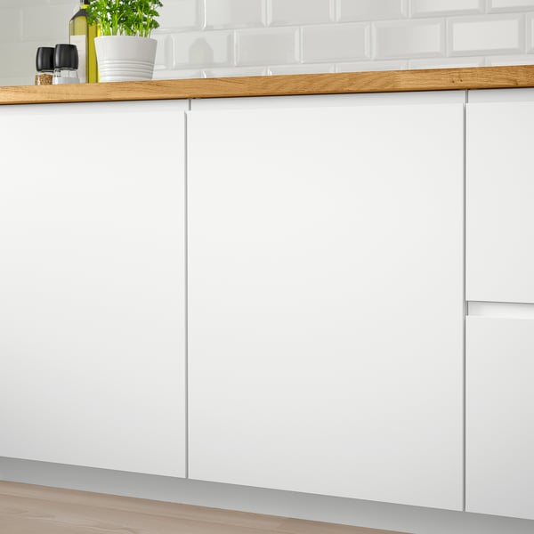 Armários de cozinha brancos com puxadores integrados, oferecendo um visual elegante e moderno. O design minimalista maximiza a luz e o espaço.