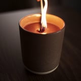 SILKESTRÄD Vonná svíčka v keramické dóze, kůže a vanilka/hnědá, 45 hod.