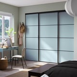 SKYTTA / BOAXEL Walk-in ormar s kliznim vratima, crna metal/Mehamn svijetlo plava, 251x115x240 cm